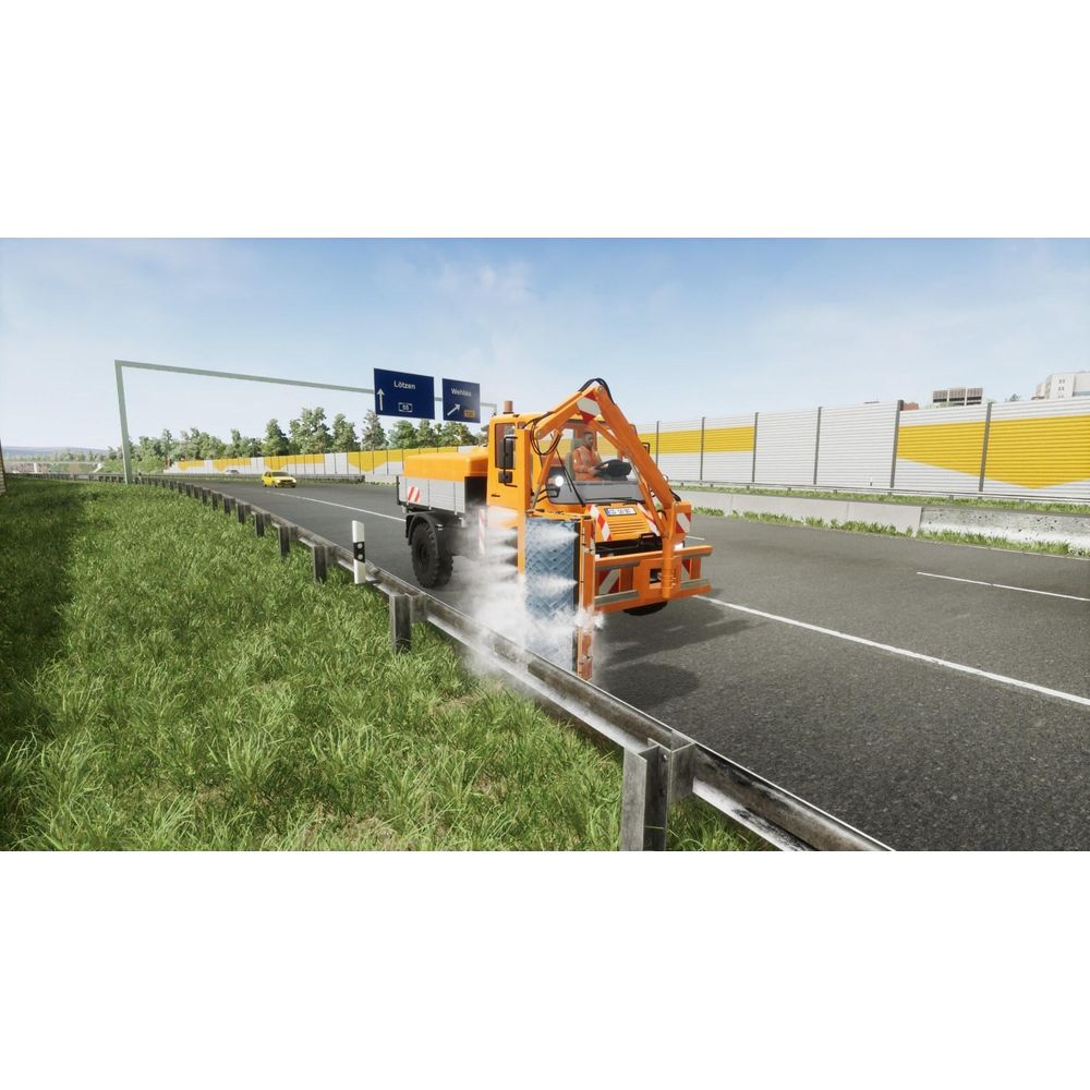 Ein orangefarbener Spritzwagen fährt auf einer Autobahn und sprüht Wasser.
