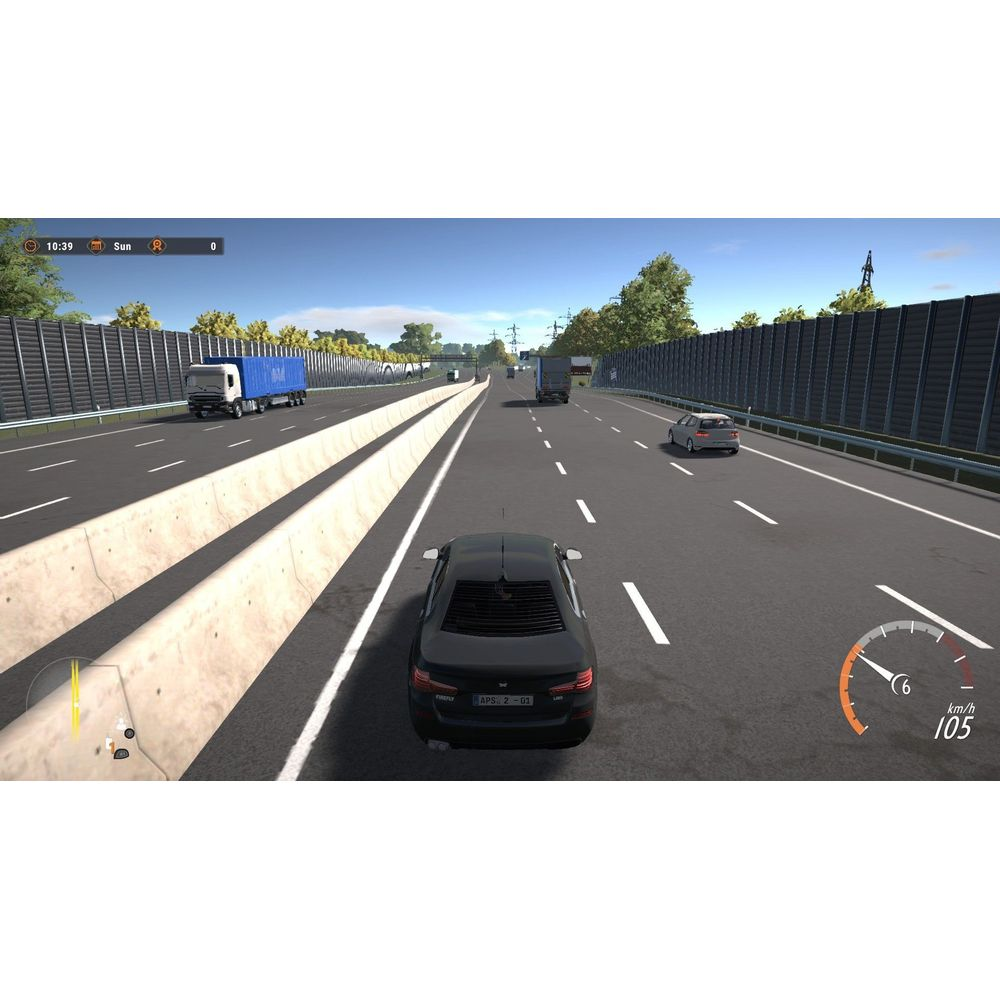 Ein schwarzes Auto fährt auf einer Autobahn mit Lärmschutzwänden und anderen Fahrzeugen.