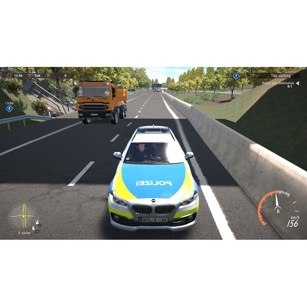 Ein Polizeiauto fährt hinter einem LKW auf einer Autobahn. Draufsicht mit Tacho.