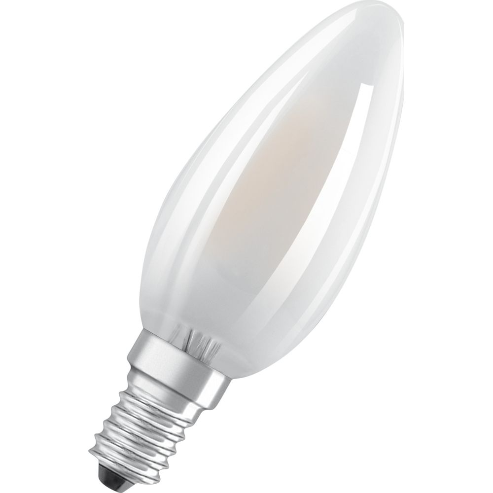 Una lampadina a candela bianca smerigliata con base a vite argentata su sfondo bianco.