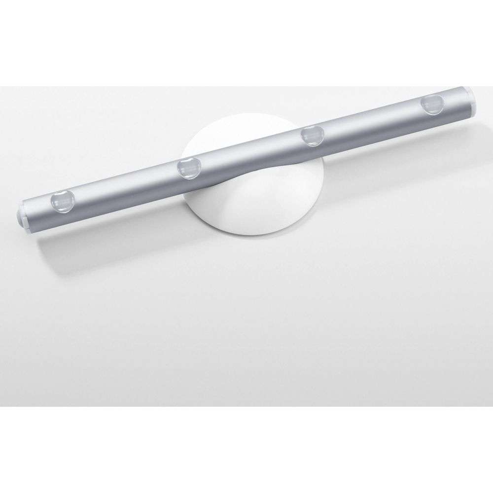 Srebrny pasek z czterema światłami na białej podstawie.