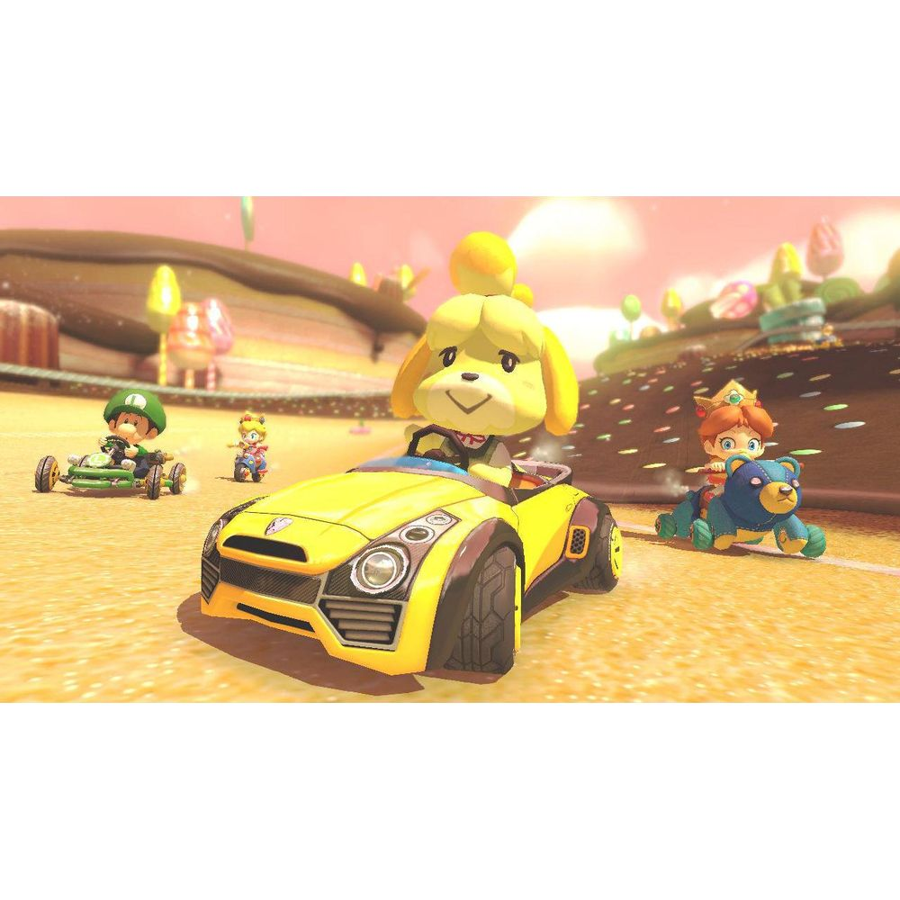 Isabelle in een gele auto, Luigi en Daisy racen met karts op een baan.
