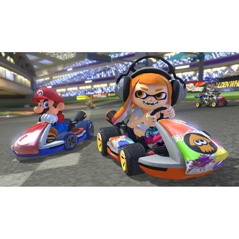 Mario en een Inkling racen in karts in een stadion met toeschouwers.