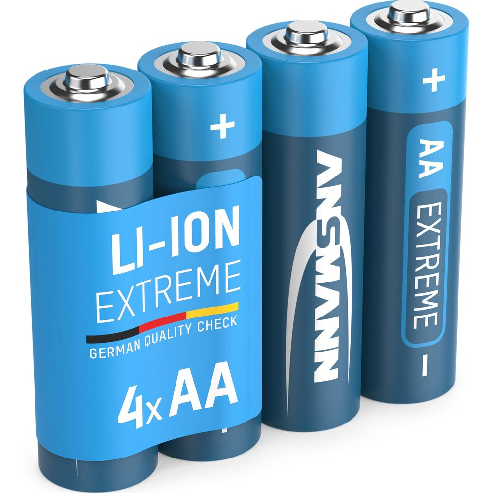 Vier blaue AA-Batterien mit "LI-ION EXTREME" und "ANSMANN" Aufschrift.