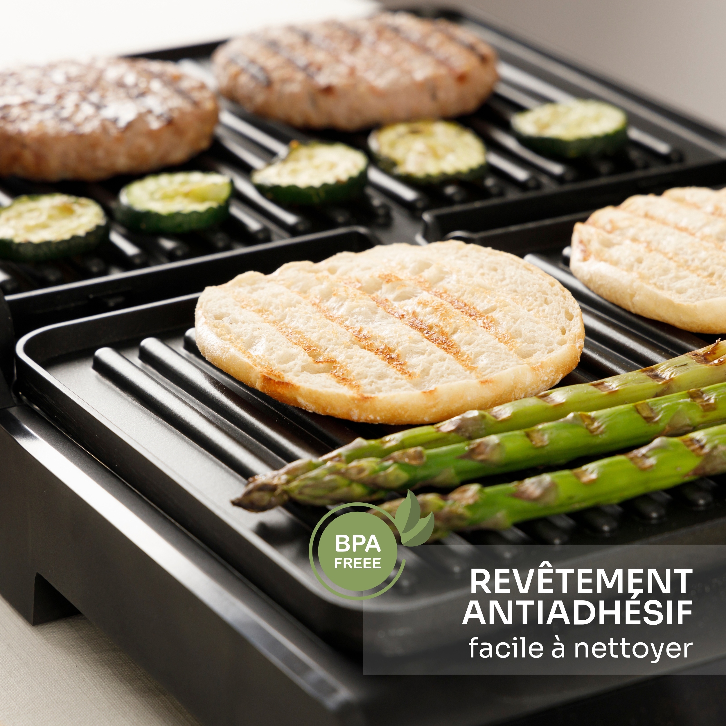 Griglia con hamburger, zucchine, pane e asparagi. Senza BPA.