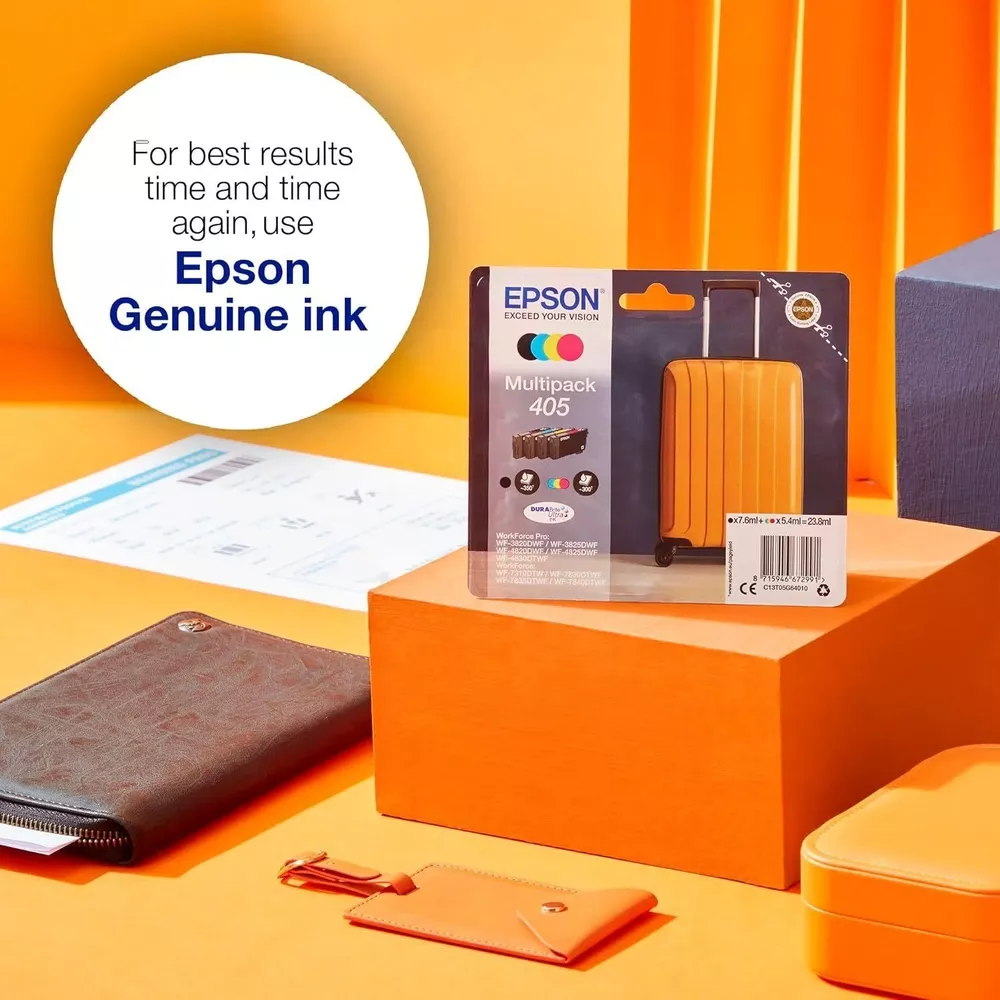 Tusze Epson Multipack 405 w opakowaniu w kształcie walizki, obok portfela i biletu lotniczego.