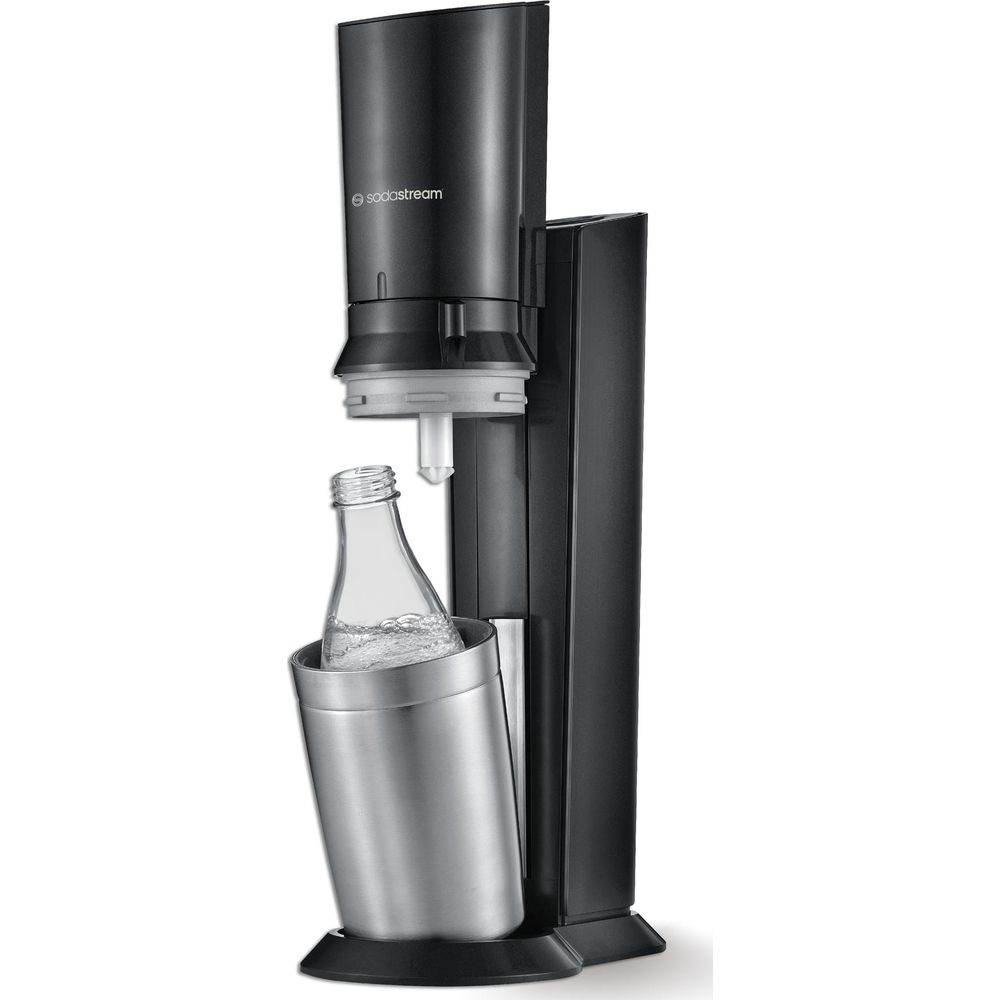 Una SodaStream nera con una bottiglia di vetro d'acqua in un supporto argentato.