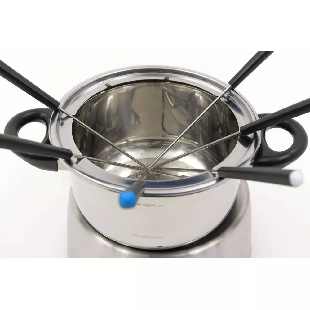 Srebrny garnek do fondue z czarnymi uchwytami i sześcioma widelcami.