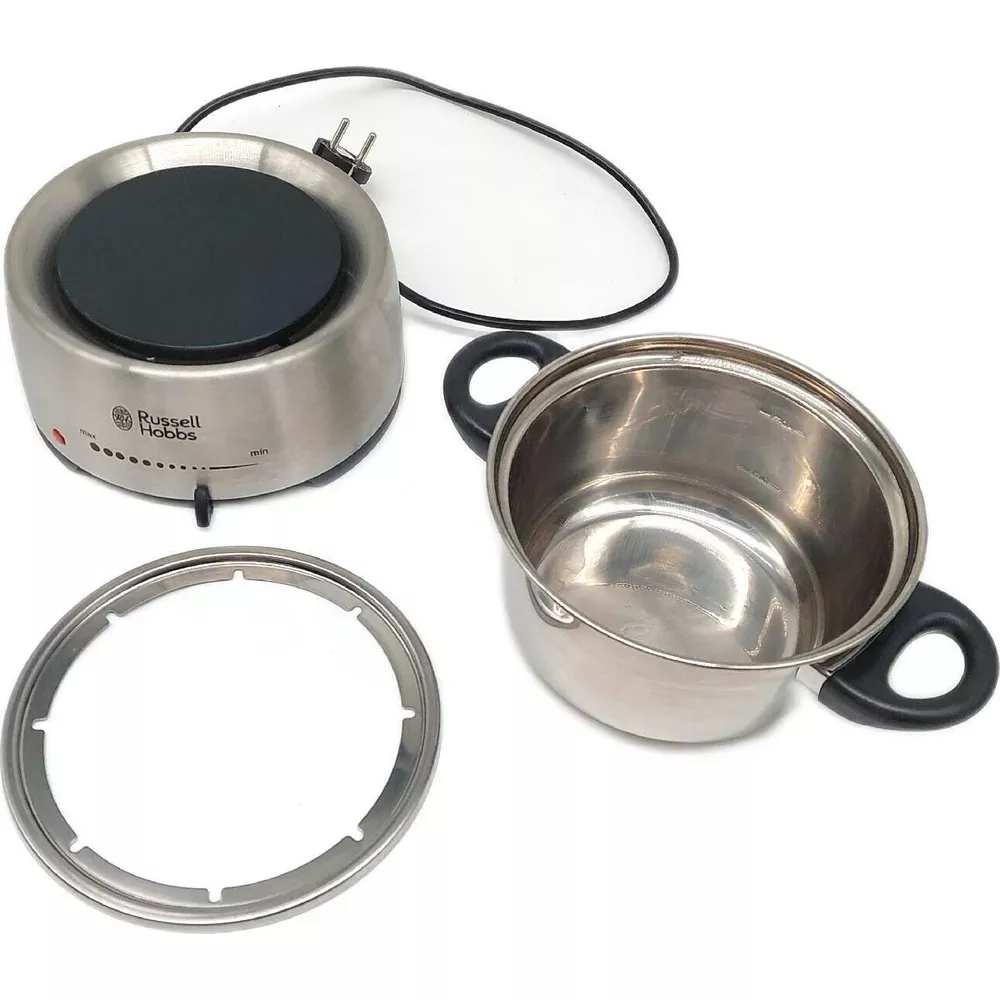 Płyta grzewcza Russell Hobbs z garnkiem i pierścieniem. Srebrny kolor, na białym tle.