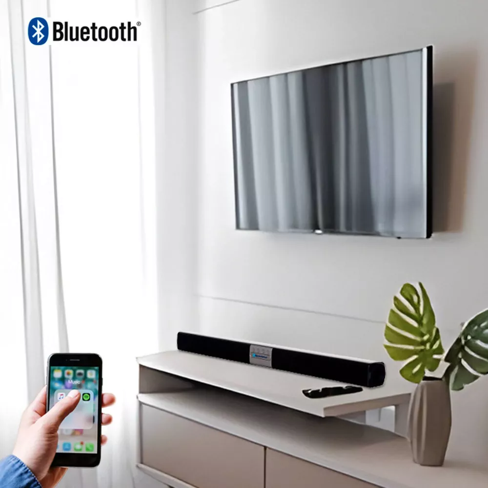Une main tient un smartphone avec le logo Bluetooth. Une barre de son est sur une étagère sous une télévision.
