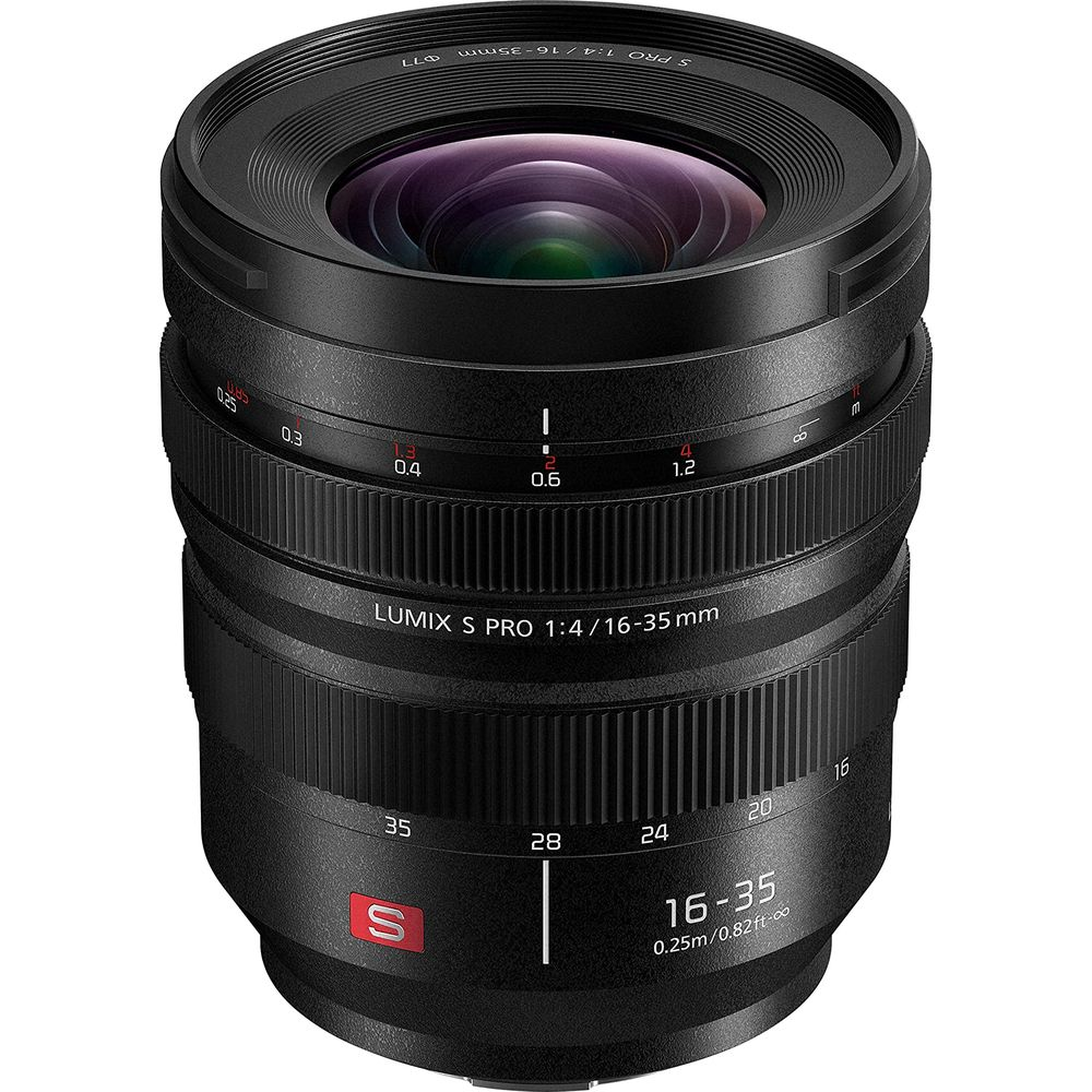 Objectif Lumix S Pro 1:4/16-35mm noir avec repères de distance et logo S rouge.