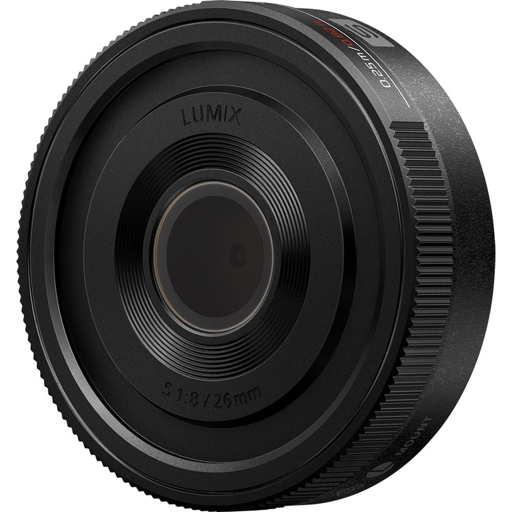 Schwarzes Lumix Objektiv mit "S 1:8/26mm" Beschriftung.