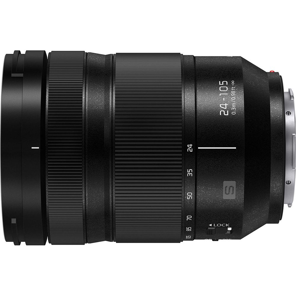 Ein schwarzes Kameraobjektiv mit Zoomring, Fokusmarkierungen und Beschriftungen.