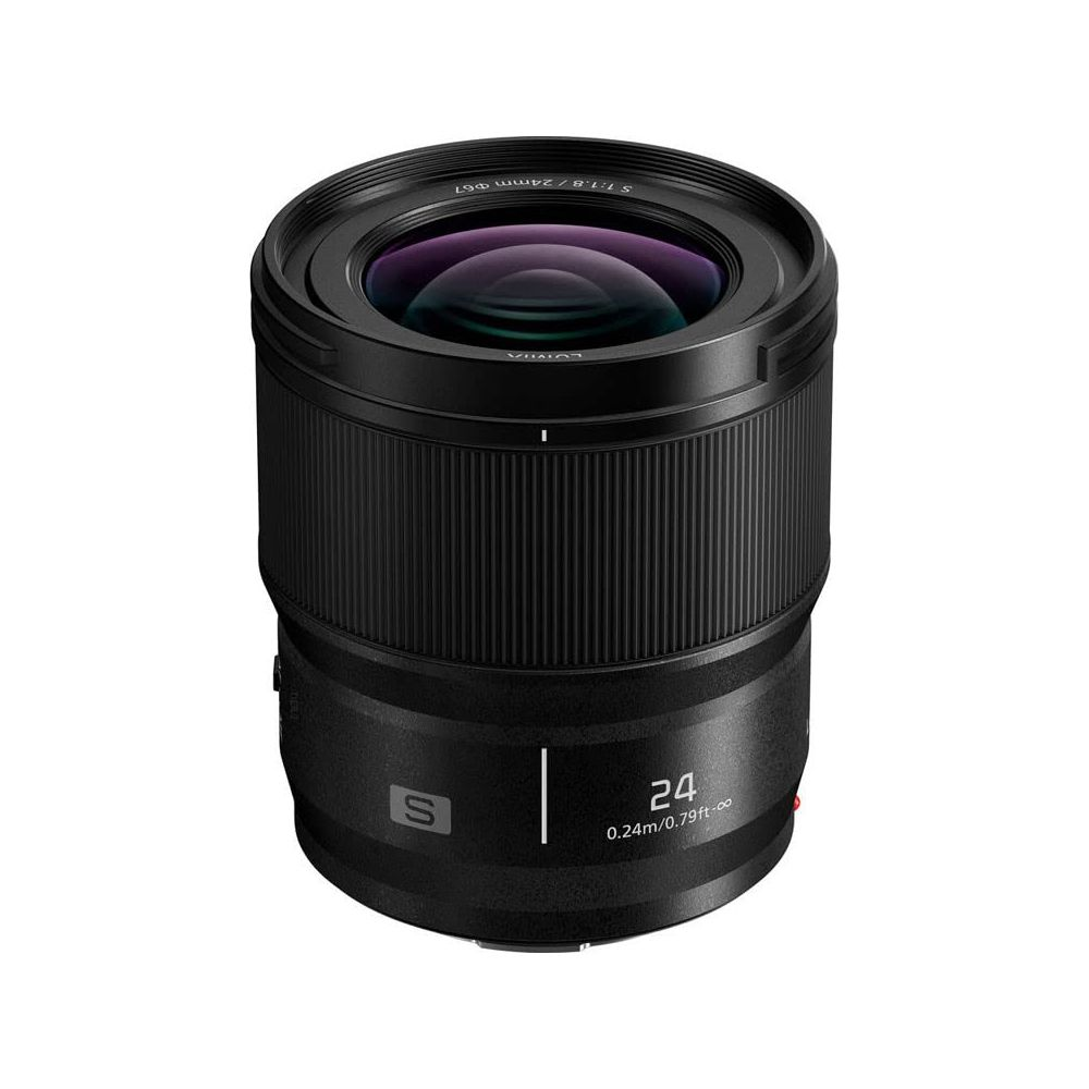 Ein schwarzes Kameraobjektiv mit F1.8, 24mm und 67mm Filtergewinde.