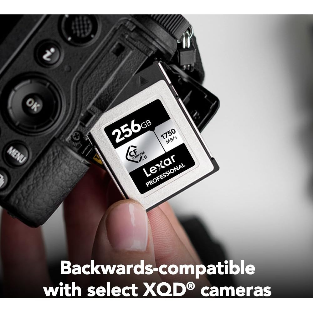 Una mano inserta una tarjeta de memoria Lexar CFexpress B de 256 GB en una cámara.