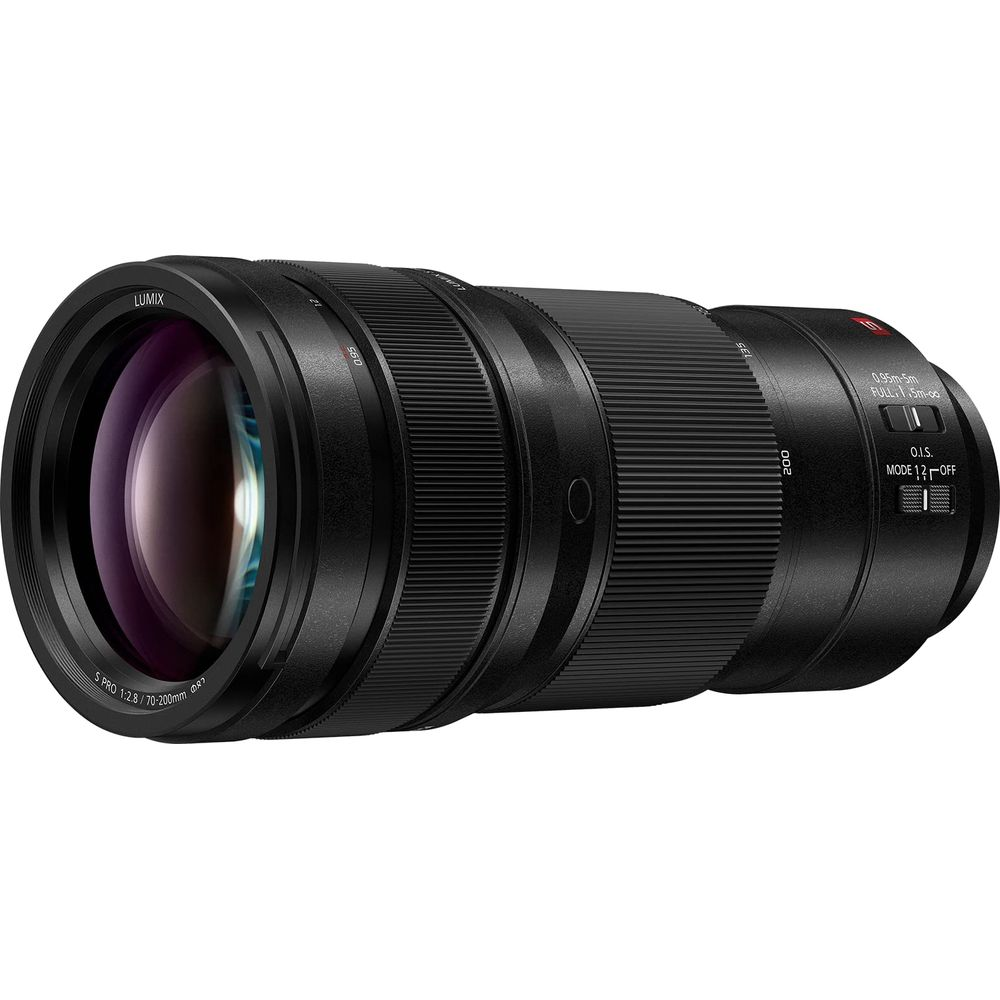 Un obiettivo Lumix S PRO 70-200mm F2.8 nero con ghiere zoom.