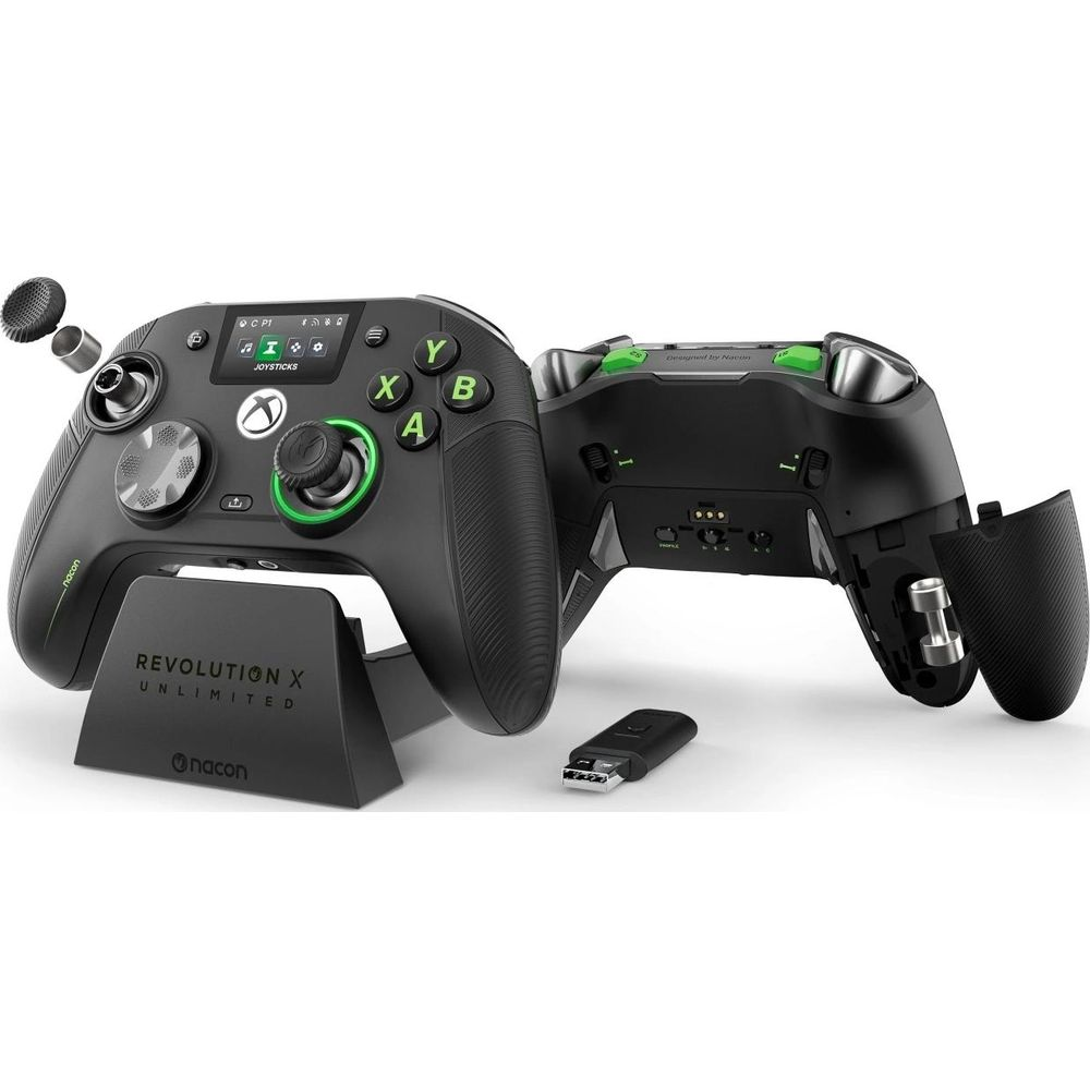 Zwei schwarze Nacon Revolution X Unlimited Controller mit grünen Akzenten auf weißem Hintergrund.