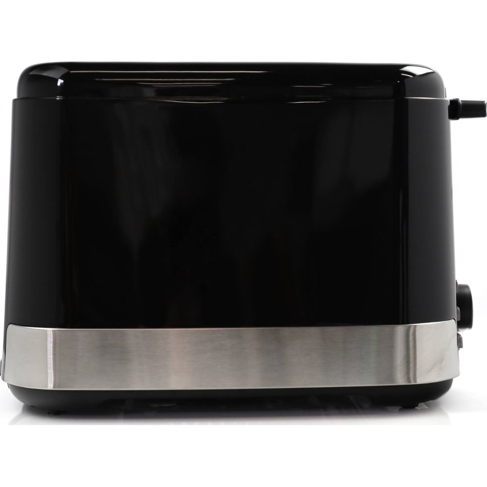Ein schwarzer Toaster mit silbernem Streifen und weißem Hintergrund.