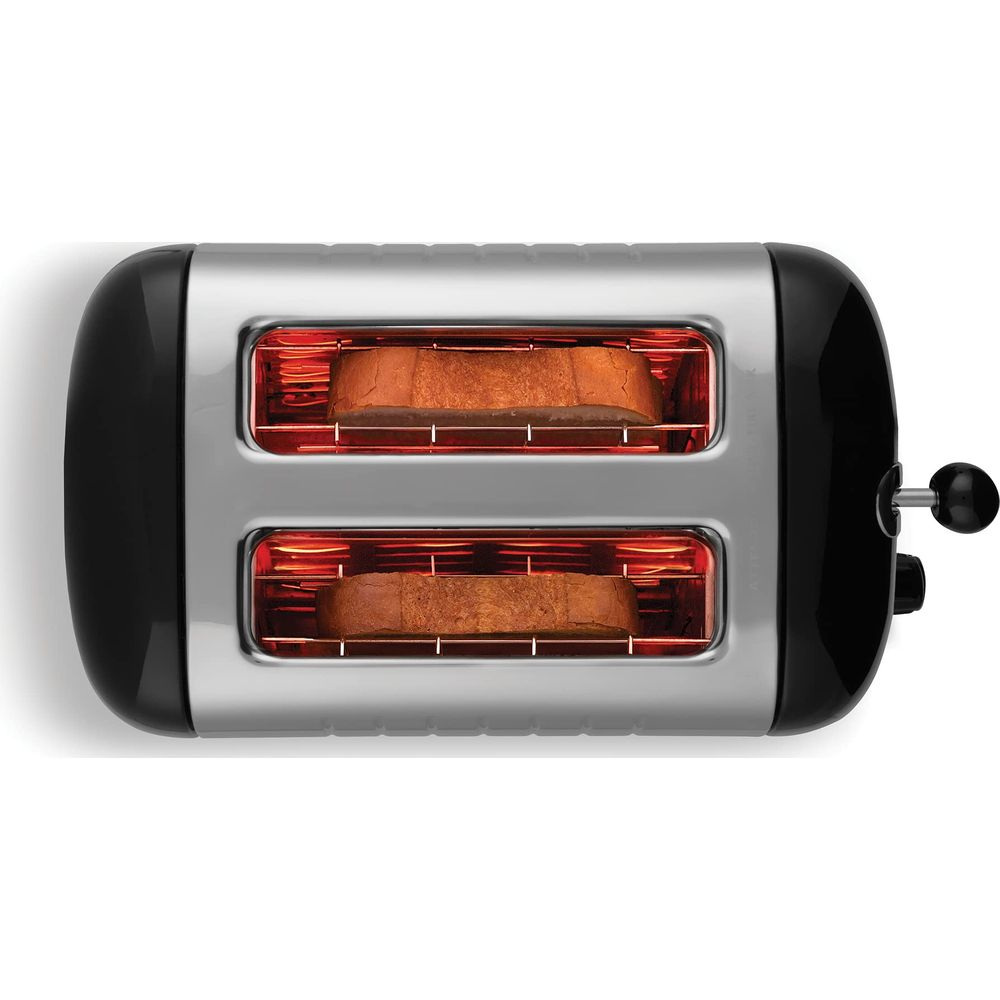 Ein silberner und schwarzer Toaster mit zwei Scheiben Brot, die toasten.