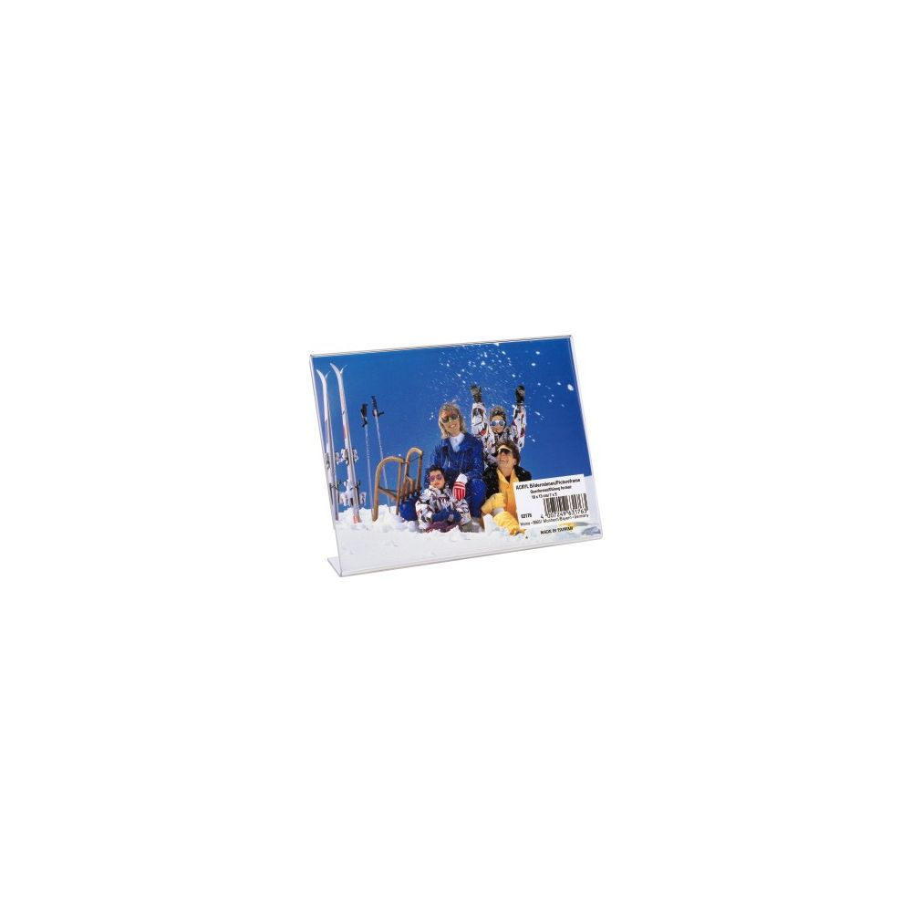 Familie im Schnee mit Skiern und Rodel. Blauer Himmel.