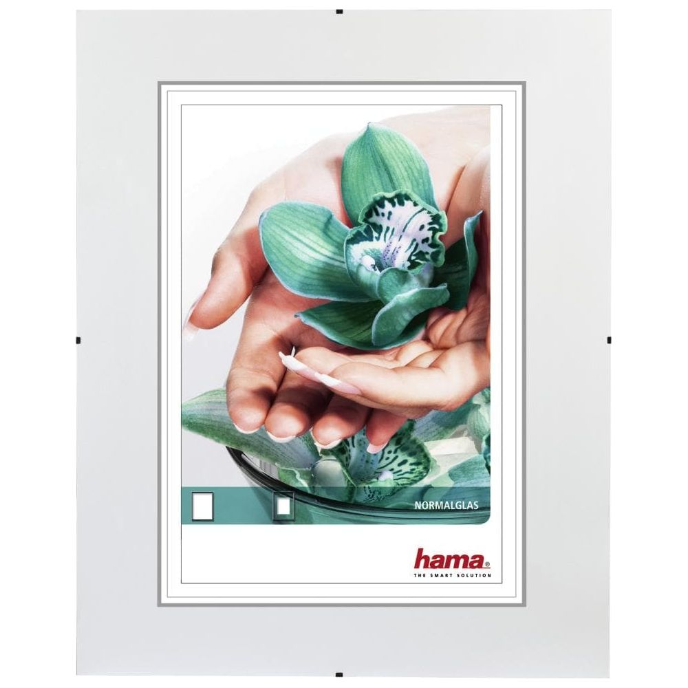 Dwie ręce trzymają zieloną orchideę nad miską z wodą.