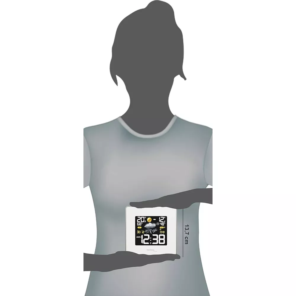 Eine Person hält ein digitales Wetteruhren-Display mit Zeit und Wetterdaten.