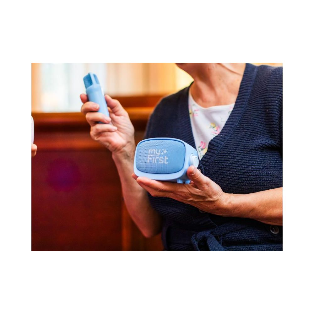 Une personne tient un appareil bleu étiqueté « my First » et un bâton bleu.