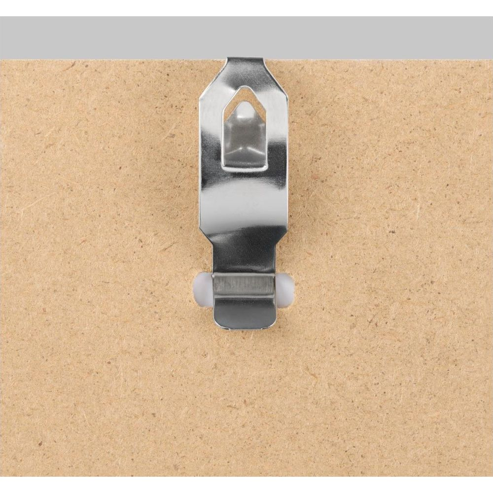 Srebrny klips z białymi rolkami trzyma brązową deskę.