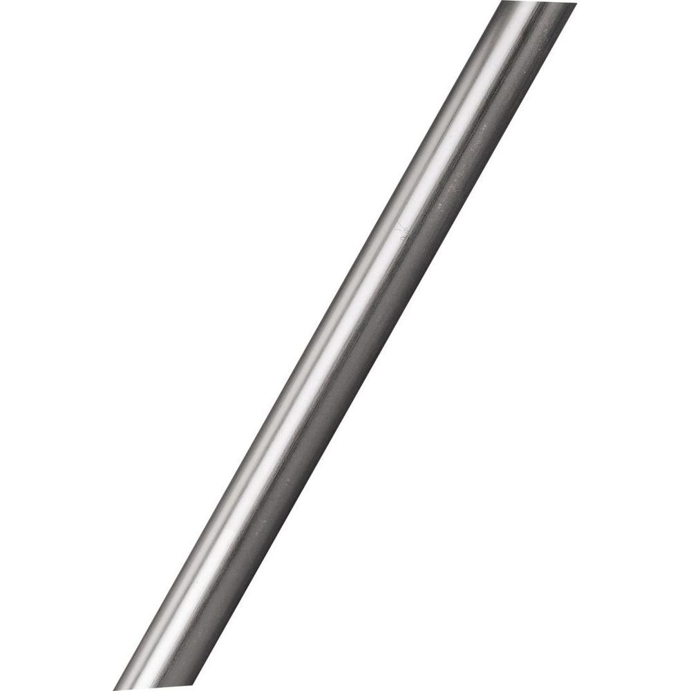 Błyszcząca metalowa rura, po przekątnej od lewego dolnego do prawego górnego rogu, na białym tle.