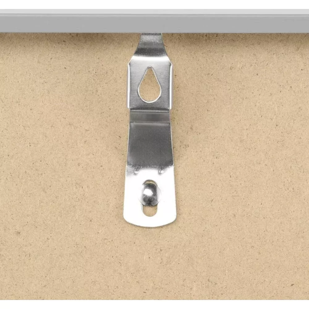 Ein silberner Metallaufhänger mit zwei Löchern auf einer holzfarbenen Oberfläche.