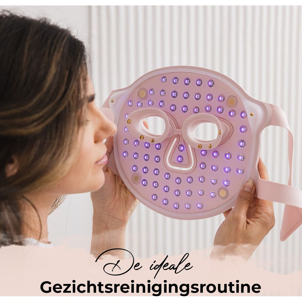 Frau hält eine rosafarbene LED-Gesichtsmaske mit vielen kleinen Lichtern.