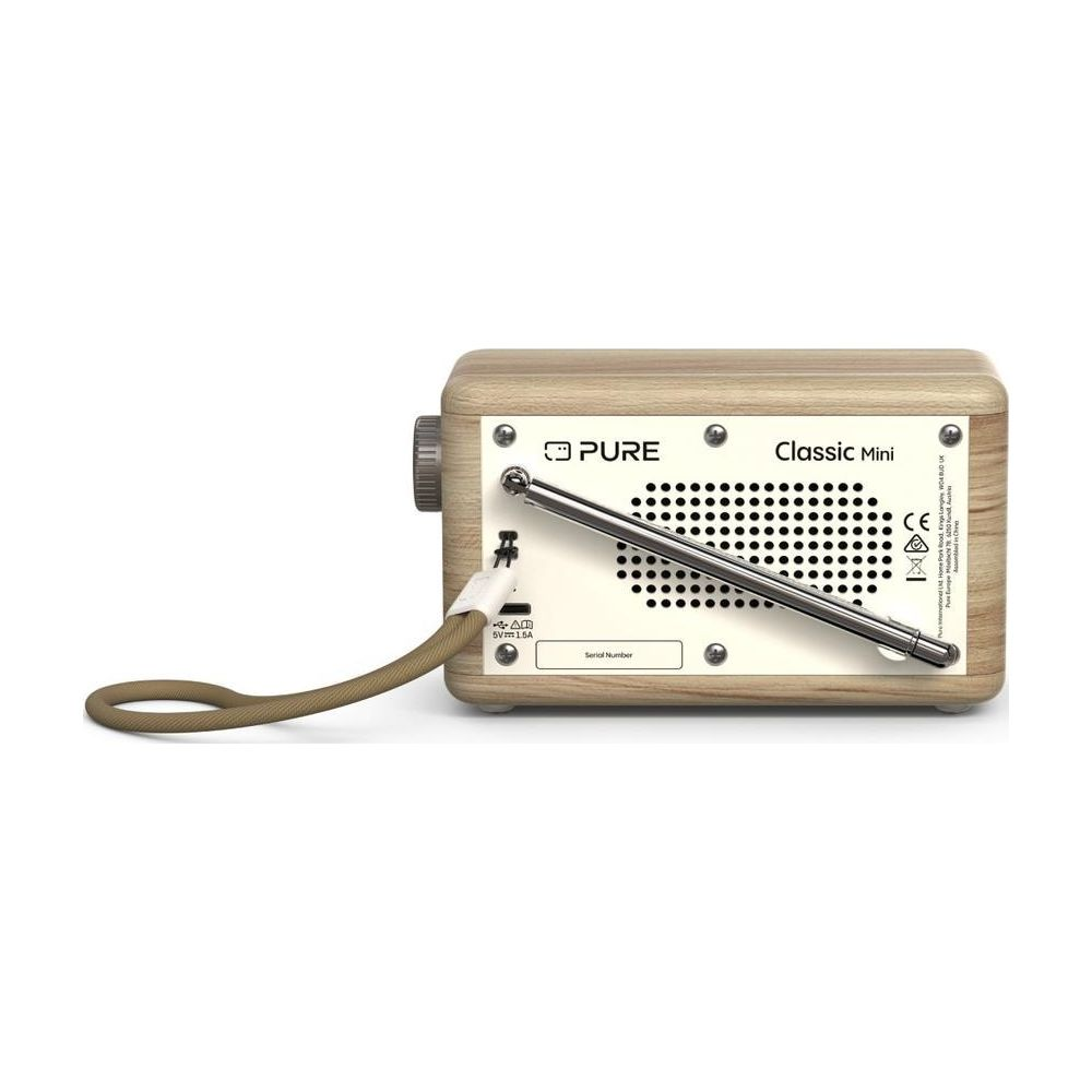 Drewniane radio ze srebrną anteną i złączem kablowym.