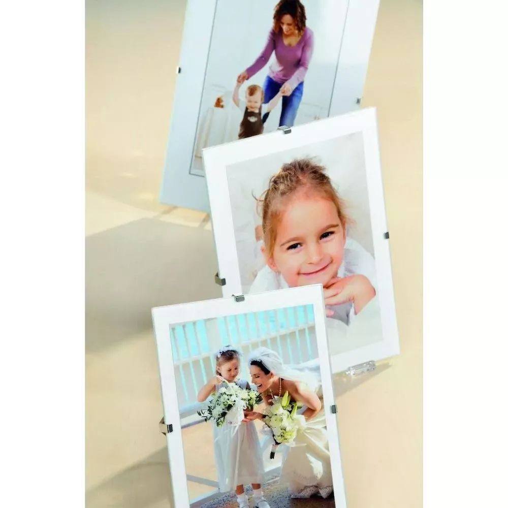 Trzy oprawione zdjęcia: matka z dzieckiem, uśmiechnięta dziewczynka, panna młoda z druhną.