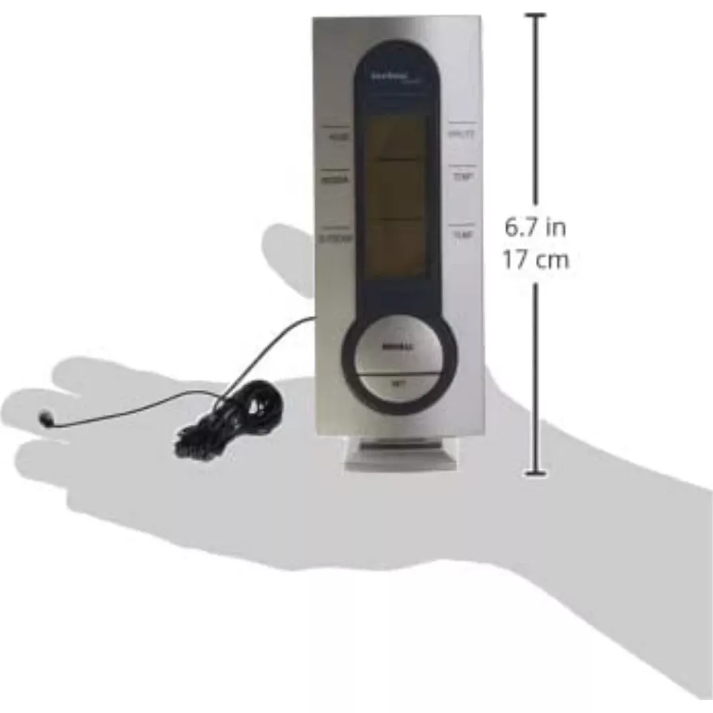 Srebrny cyfrowy termometr z kablem i czujnikiem spoczywa w dłoni.