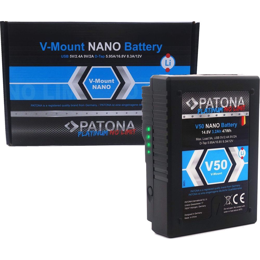 Sono visibili una batteria V-Mount NANO e la sua confezione. La batteria è nera con etichette blu e bianche.