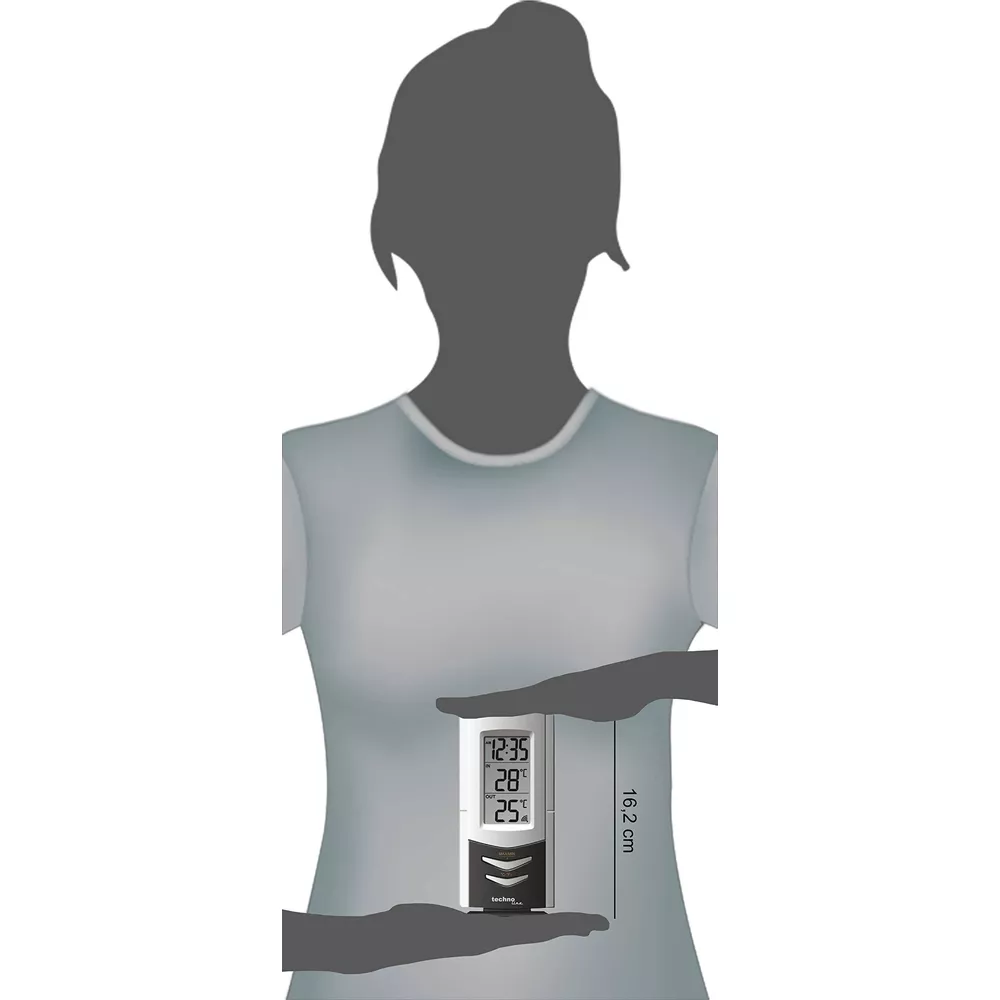 Eine Person hält ein digitales Thermometer mit Uhrzeit und Temperatur.