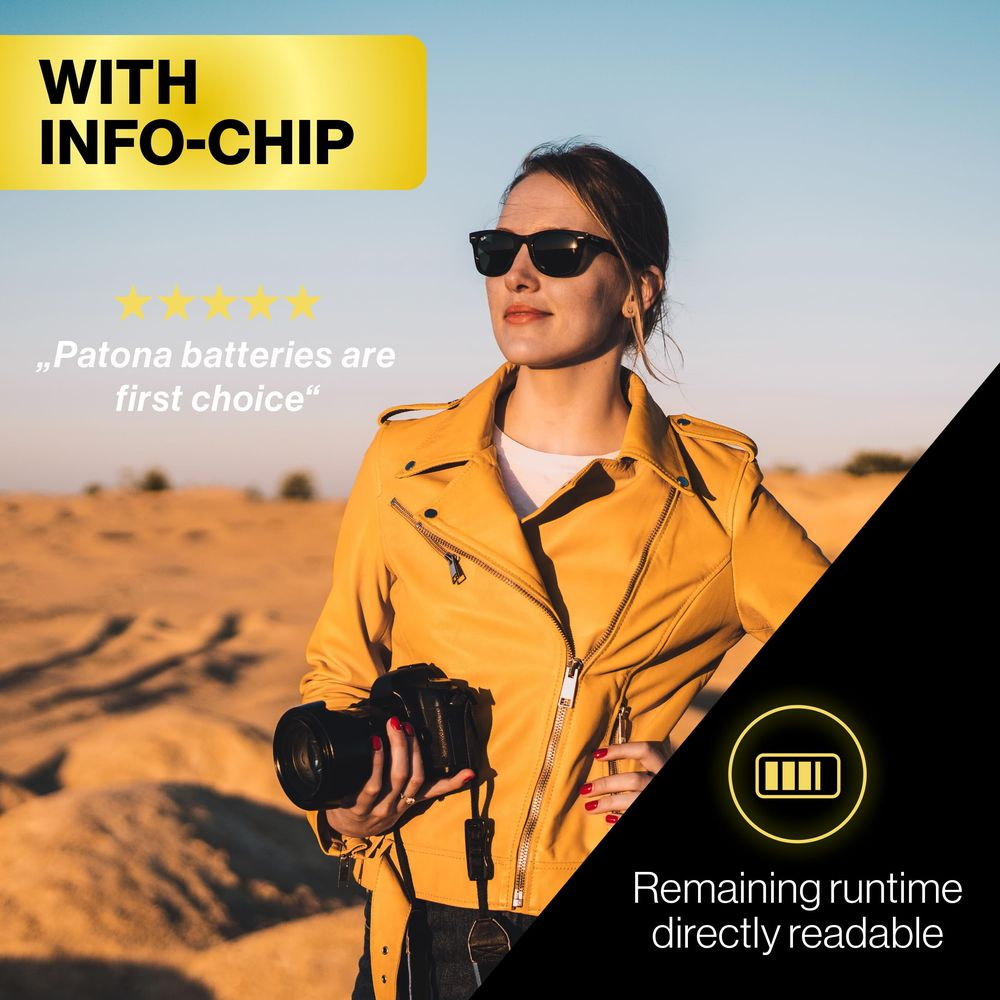 Femme avec appareil photo en extérieur, veste jaune, lunettes de soleil, puce info.