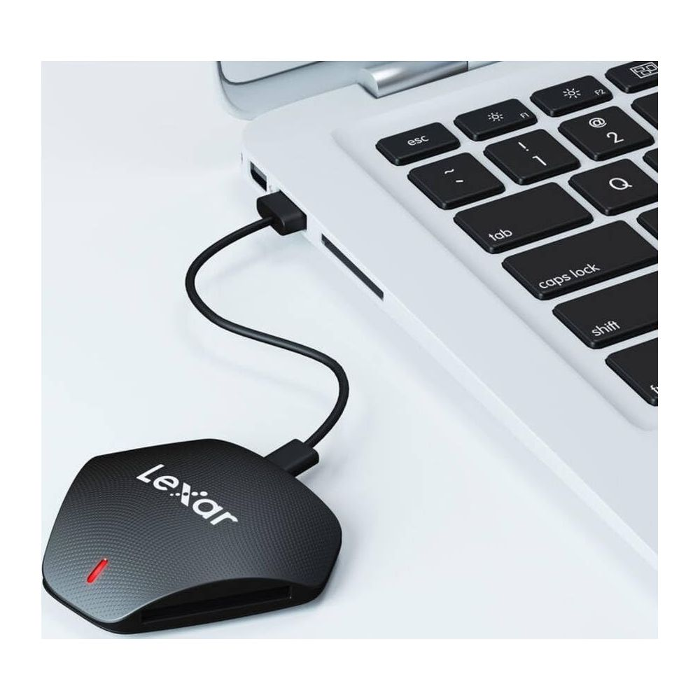Ein schwarzer Lexar Kartenleser mit rotem Lämpchen ist an einen Laptop angeschlossen.