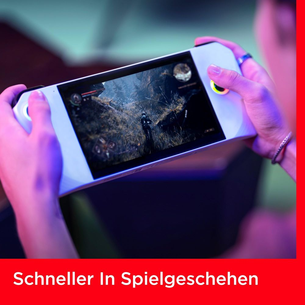 Una persona tiene un dispositivo di gioco portatile bianco che mostra un videogioco forestale.