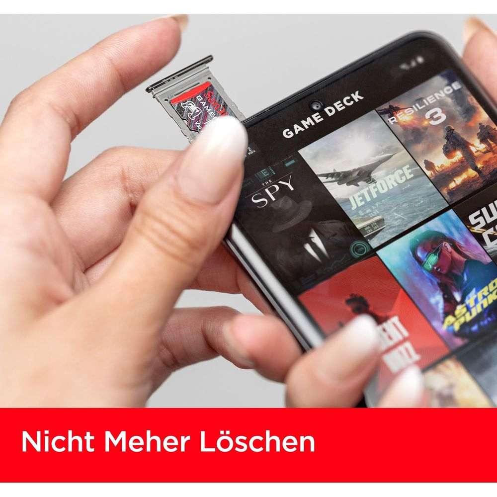 Una mano inserisce una SIM card in uno smartphone con app di giochi.