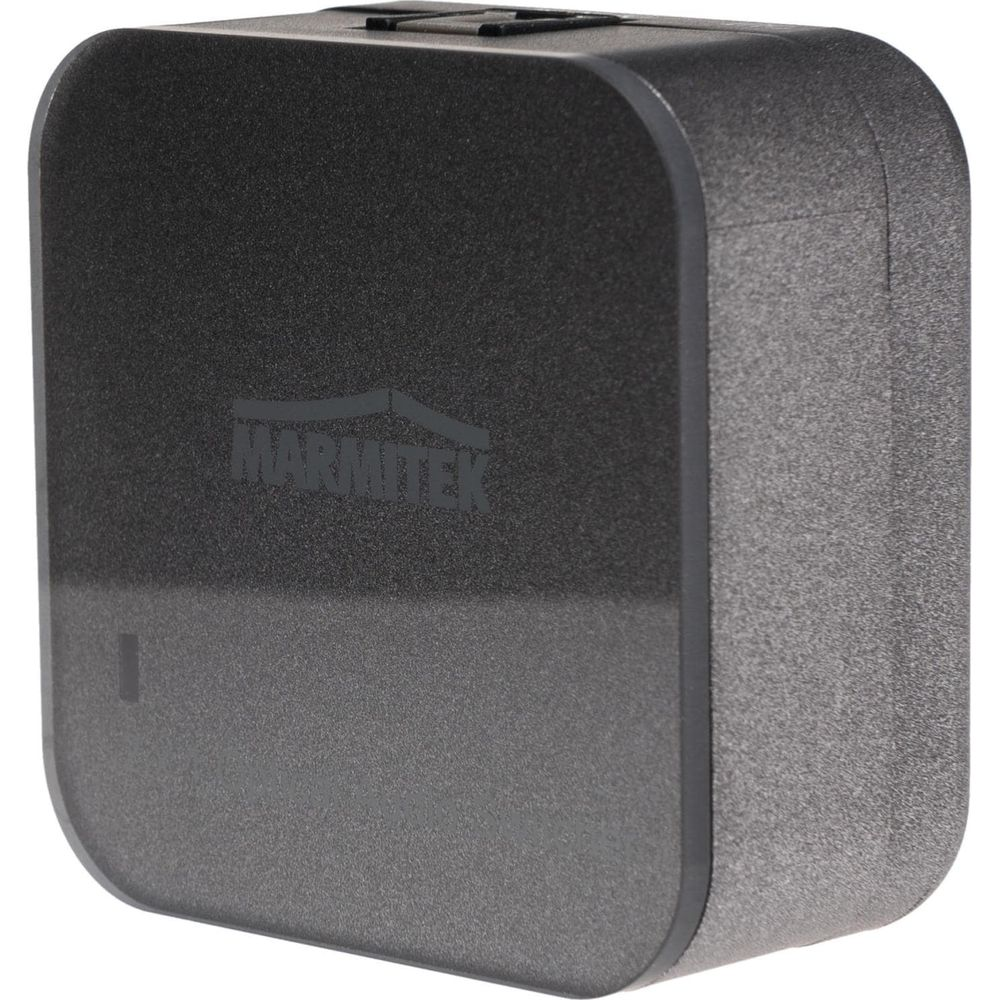 Un adaptateur Marmitek sombre et rectangulaire aux coins arrondis.