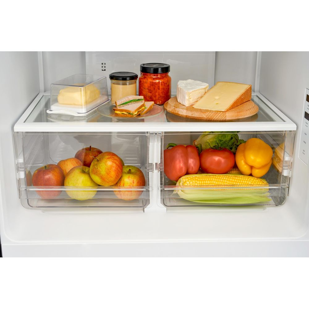Gefüllter Kühlschrank mit Obst, Gemüse, Käse und Sandwiches.