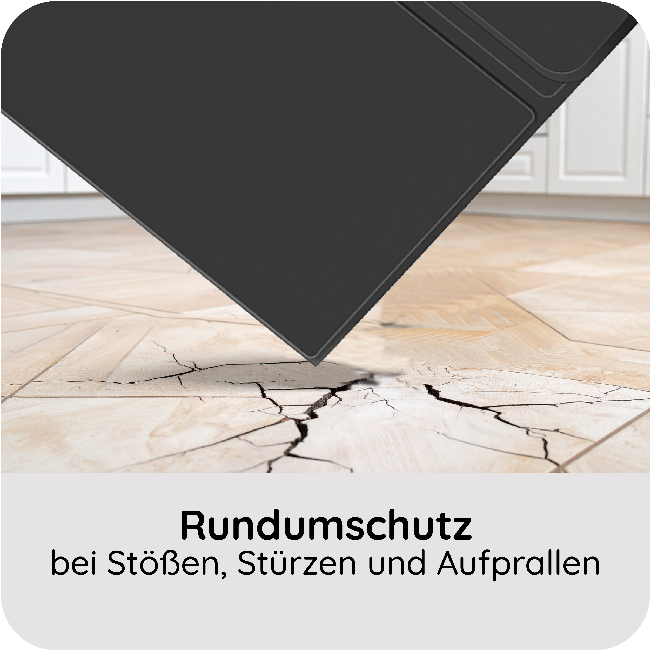 Ein schwarzes Objekt fällt auf eine zerbrochene Fliese.