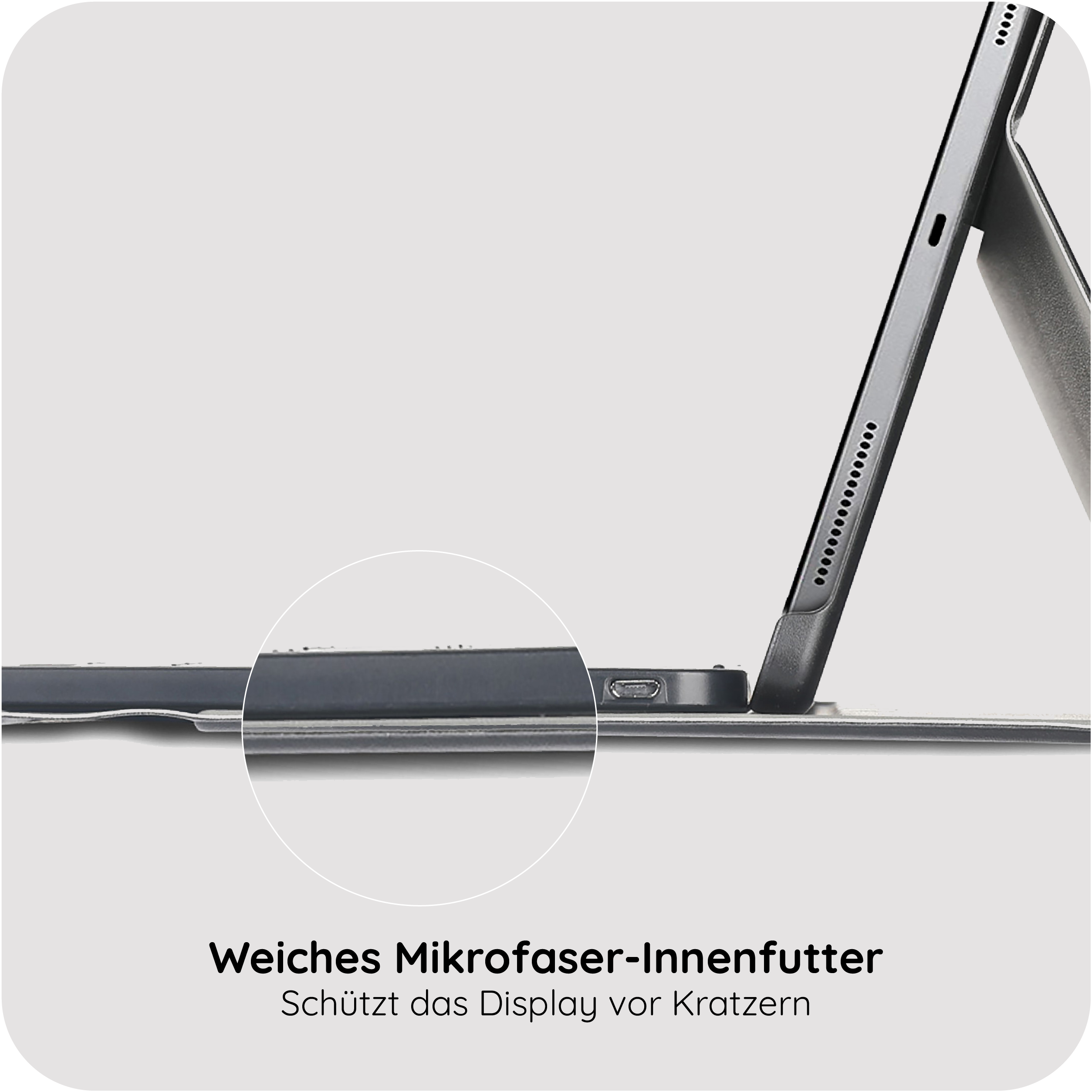 Nahaufnahme eines Tablet-Ständers mit Ladeanschluss und Lautsprechergitter.