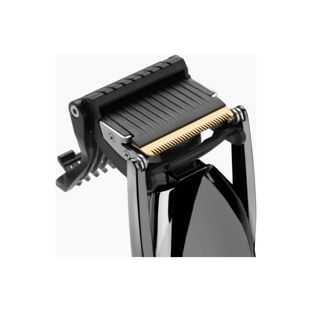 Primo piano di un tagliacapelli nero con lame dorate e accessorio nero.