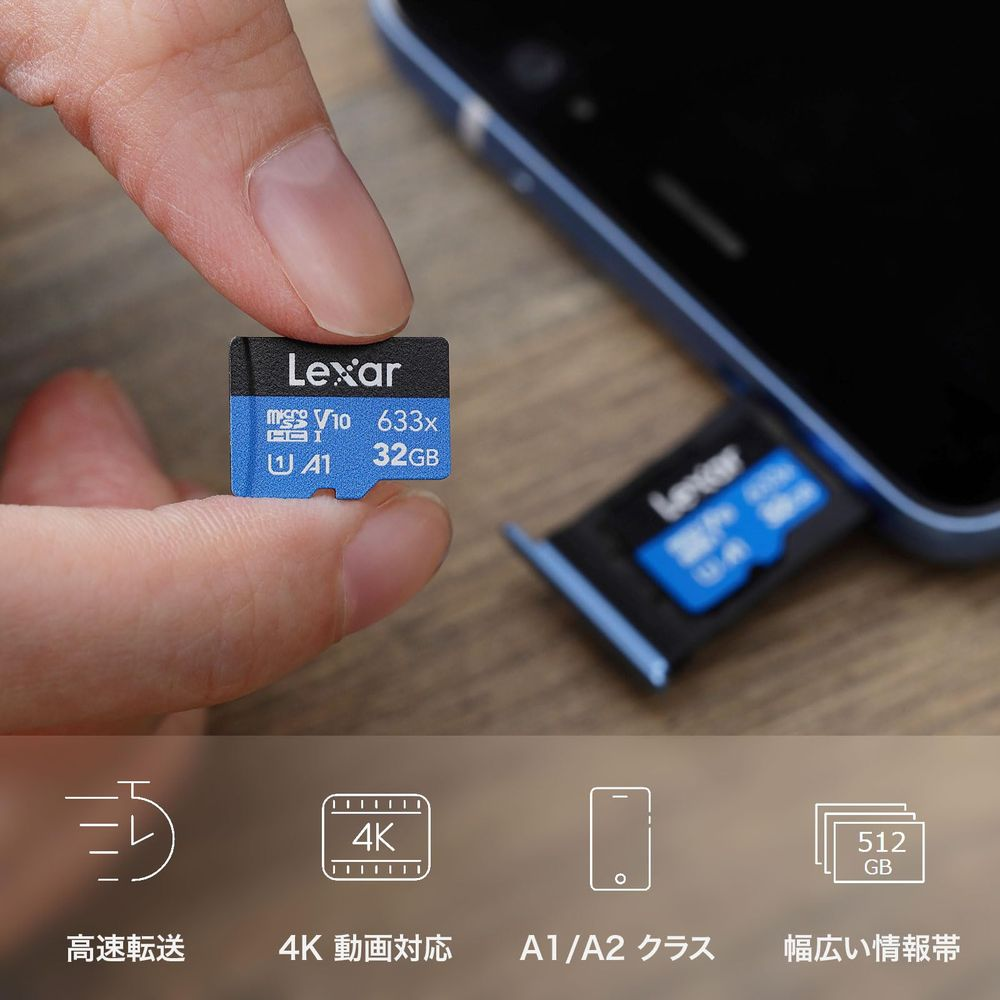 Een hand houdt een Lexar 32GB MicroSD-kaart vast voor een smartphone.