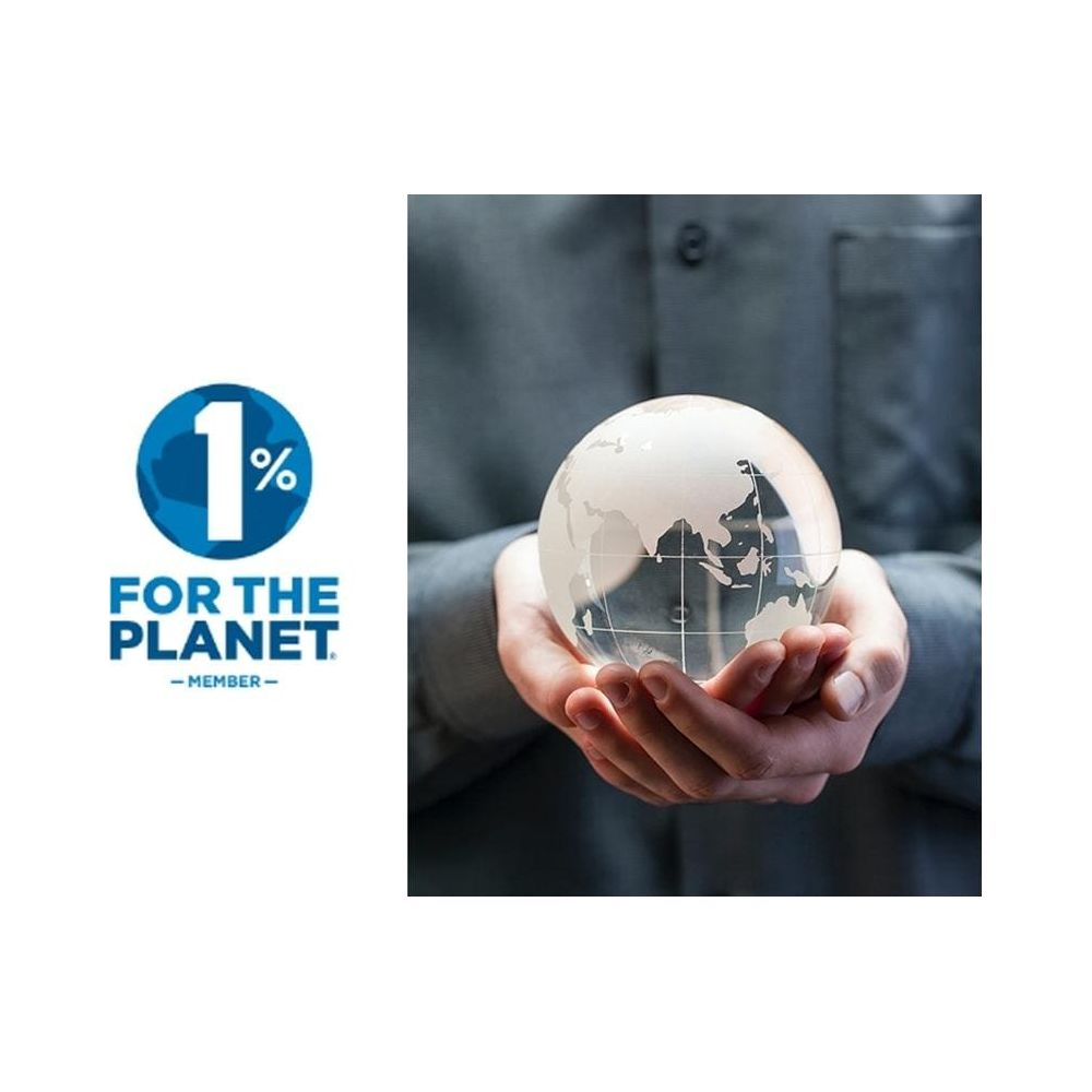 Hände halten eine Glaserdkugel mit dem Logo von 1% for the Planet.