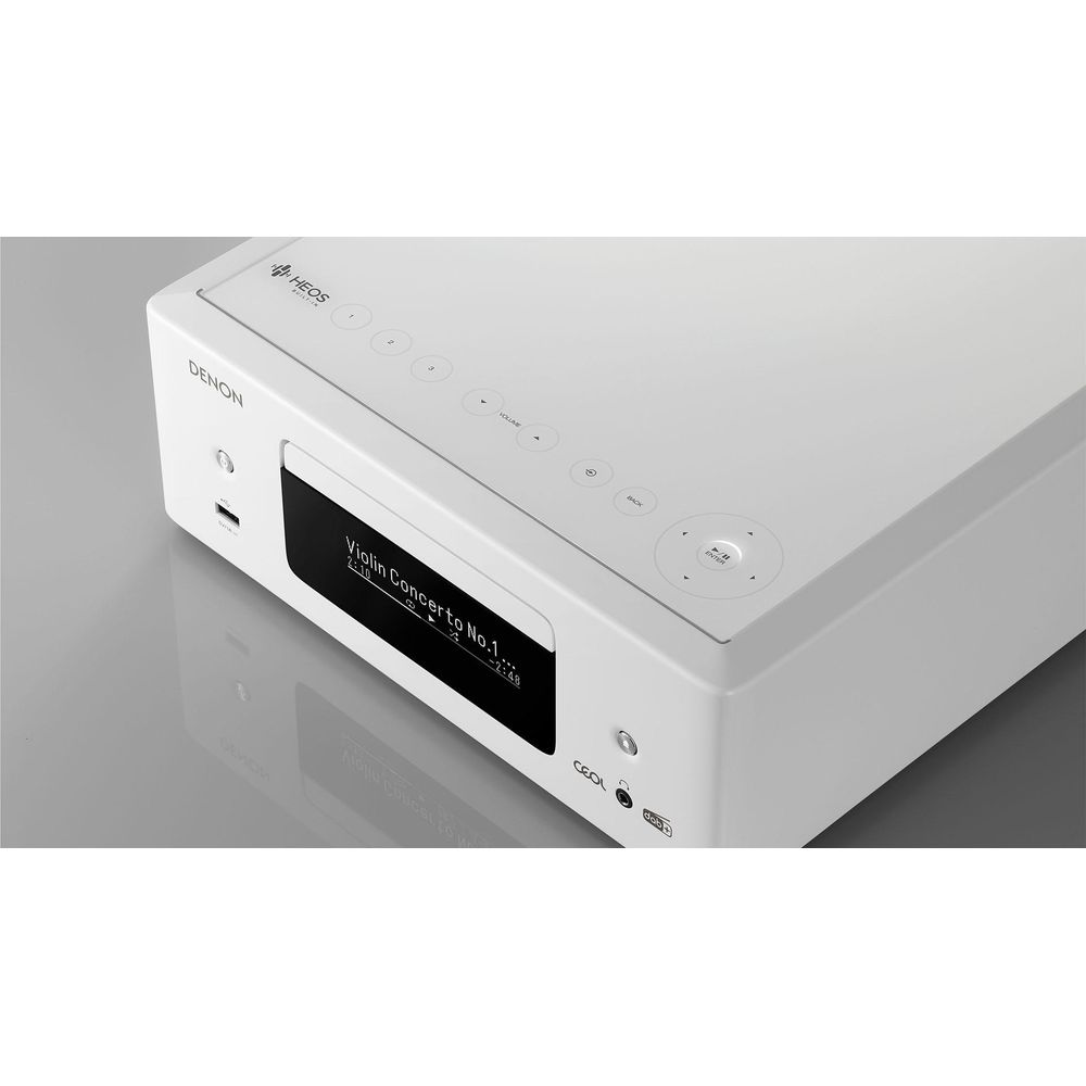 Un ricevitore Hi-Fi Denon CEOL bianco con slot CD che riproduce "Violin Concerto No.1".