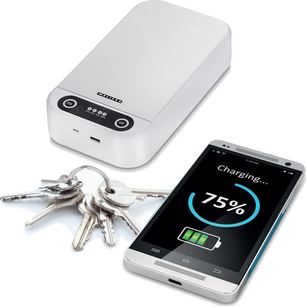 Een witte oplader, sleutels en een telefoon die voor 75% oplaadt.