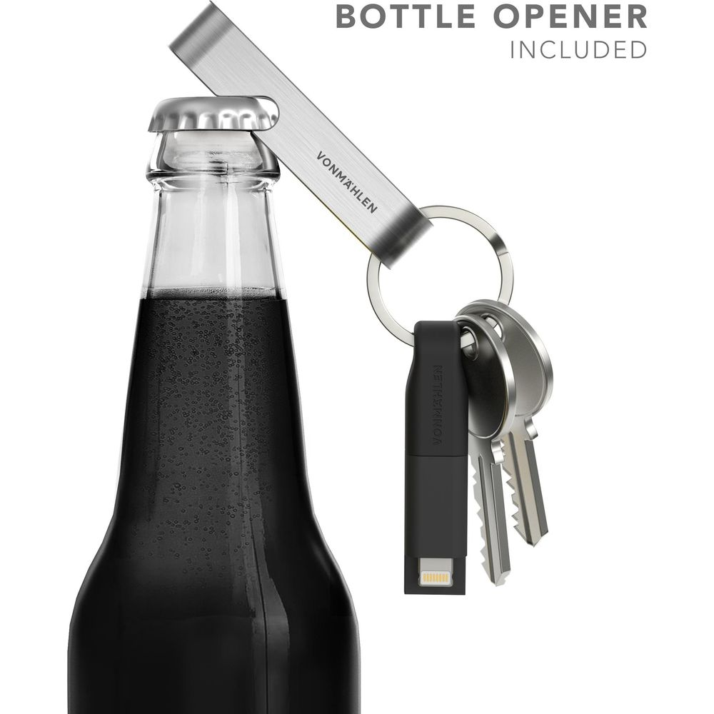 Flaschenöffner von VSTRUCTION am Schlüsselbund öffnet Flasche mit dunklem Getränk.